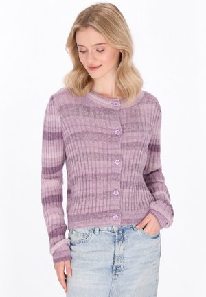 Fialový žebrovaný cardigan s vodorovnými pruhy v různých odstínech fialové, s pěti knoflíky a dlouhými rukávy. Měkká textura.