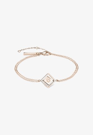 Bracelet délicat à double chaîne en or rose avec un pendentif carré présentant un motif de cœur entrelacé gravé et une fermeture à mousqueton.