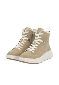 Beige hoge sneakers van suede, voorzien van witte veters, een getextureerde zool en een zijrits voor gemakkelijke toegang. Zachte voering zichtbaar aan de bovenkant.