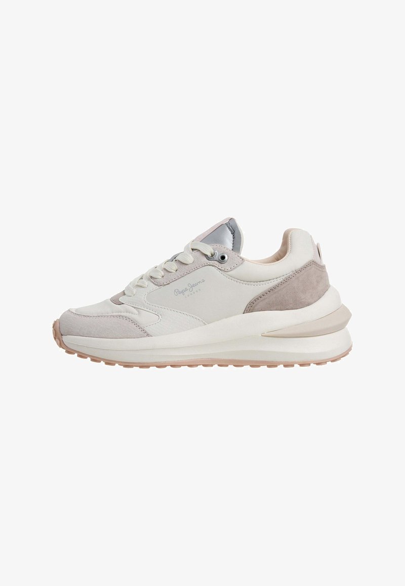 Baskets basses beige et crème avec panneaux en daim et cuir, fermeture à lacets, semelle rembourrée et détail latéral avec logo.