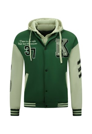 Groen en beige varsityjas met rits en knopen, capuchon met trekkoorden, patches inclusief nummer 37 en tekst op de borst en mouwen.