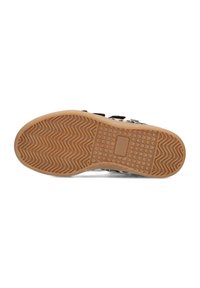 Sneaker a motivi bianco e nero con suola in gomma, caratterizzata da un battistrada ondulato e un inserto rettangolare nella parte inferiore per una maggiore aderenza.