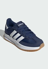 Tamno plavi tenisice od tkanine s bijelim trostrukim prugama, ojačanim čarapu, teksturiranim potplatom i vezanjem.