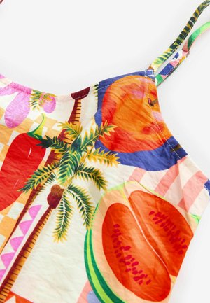 Kleurvolle mouwloze jurk met een tropische print van palmbomen en vruchtvormen in tinten van rood, oranje, groen en roze op een lichte achtergrond.