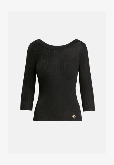 Schwarzes geripptes Strickoberteil mit dreiviertel Ärmeln und weit ausgeschnittenem Hals. Enthält ein kleines goldenes Logo-Detail an der unteren Vorderseite.