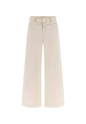 Pantalon beige à jambes larges avec bouton devant, fermeture éclair, passants de ceinture, deux poches passepoilées à l'avant, et une ceinture tressée à la taille.