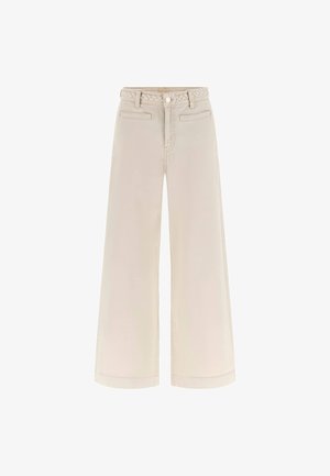 Pantalon beige à jambes larges avec bouton devant, fermeture éclair, passants de ceinture, deux poches passepoilées à l'avant, et une ceinture tressée à la taille.