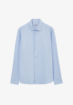 Chemise à manches longues bleu clair avec un devant à boutons, en tissu texturé, présentant un col évasé et des poignets à un bouton.