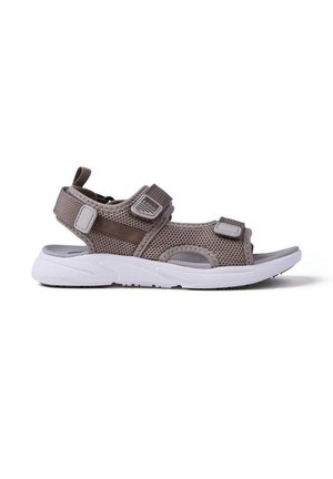 Sandalia de malla marrón con correas ajustables, suela de goma blanca y acabado texturizado. Cuenta con puntera redonda y un diseño resistente.