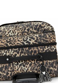 Leopardenmuster-Rolltasche mit einem Reißverschlussfach, schwarzen Akzenten und einem Schlüsselanhänger mit einer Silhouette und einem Herzen.