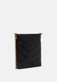 Borsa a tracolla in pelle nera con motivo a zigzag, catena dorata e dettaglio logo impresso nella parte inferiore.