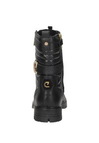 Zwarte enkelboots van textuurleer, met een gouden gesp, hexagonaal logo en een patroon op de schacht. Stevige rubberen zool.