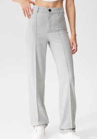 Lichtgrijze high-waisted broek van gestructureerde stof, met een rechte pijp, details van voornaad en een sluiting met één knoop.