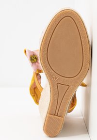 Ted Baker Sandali con tacco - yellow