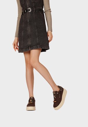 Queen Helena, X35-8 - Sneakers basse - marrone