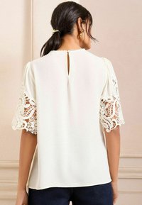 Love & Roses PETITE FIT - SHORT SLEEVE  - Palaidinė - ivory
