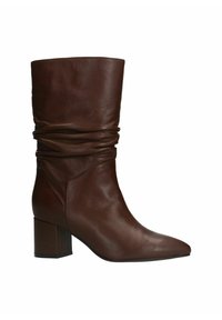 Bottine en cuir marron avec un design légèrement plissé, un bout pointu et un talon épais. Texture lisse et style minimaliste.