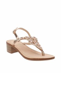 Sandal in oro rosa con un tacco basso a blocco, caratterizzato da un'ornamentazione decorativa di gioielli sulla fascia della punta e una soletta simile alla pelle.