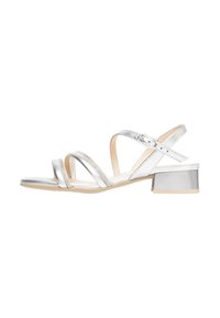 Sandales argentées à brides avec un petit talon bloc, dotées d'une finition métallique lisse et de brides ornées de petits accents.