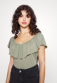 ONLY Petite ONLLIA FRILL - T-shirt estampada - desert sage