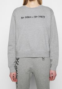 Grijze sweatshirt en bijpassende sweatpants van zachte katoen; voorzien van "No PINKO No PARTY" in zwarte tekst op de voorkant en zijkant.