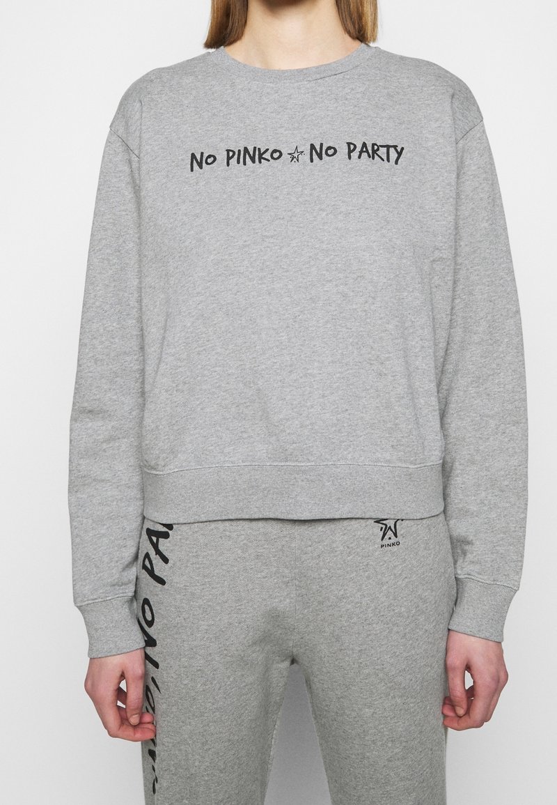 Grijze sweatshirt en bijpassende sweatpants van zachte katoen; voorzien van "No PINKO No PARTY" in zwarte tekst op de voorkant en zijkant.