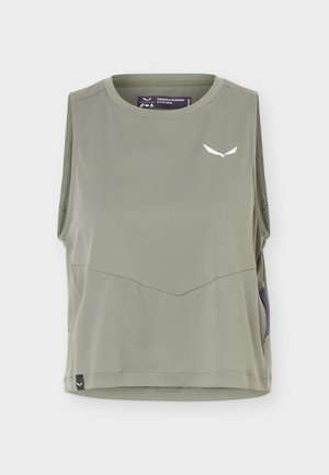 Αμάνικη αθλητική μπλούζα ελιάς με στρογγυλή λαιμόκοψη, λεπτές ραφές και μικρό λευκό λογότυπο στο πάνω αριστερό μέρος του στήθους.