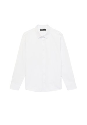 Weißes langärmliges Hemd mit Knöpfen und spitzem Kragen, flach auf einen weißen Hintergrund gelegt.