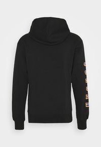 Svart hoodie med en känguruficka, mysig textur och orange och blå grafisk text på höger ärm, med klassisk passform och huva.