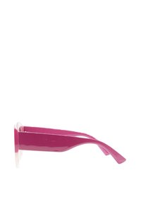 Occhiali rotondi con montatura trasparente e aste magenta lucide, caratterizzati da un design elegante e una superficie liscia.