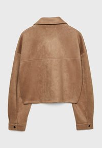 Veste courte en daim marron vue de dos, à manches longues, avec un col et des poignets à boutons, sur un fond uni.