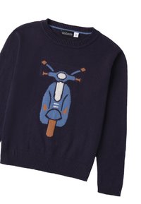 Marineblaues Sweatshirt mit Rundhalsausschnitt und geripptem Saum, das in der Mitte ein gestricktes Design eines blauen Rollers zeigt, mit braunen Details an den Lenkergriffen.