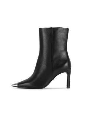 Stivaletto in pelle nera con punta in metallo appuntita e tacco alto sottile, visto di profilo su sfondo bianco.