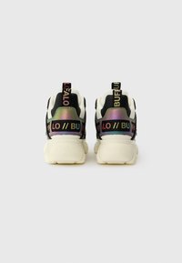 Zwart-witte chunky sneakers hebben een gradient iriserende hak met meerkleurige merknuances en textuur rubberen zolen.
