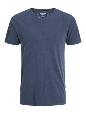 Marineblauw t-shirt met korte mouwen, gemaakt van zachte stof, voorzien van een v-hals met twee knoopaccenten aan één kant en een ontspannen pasvorm.