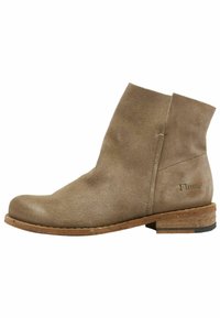 Stivale alla caviglia in suede beige con punta arrotondata, collo corto e suola in sughero. Presenta una sottile cucitura e un logo impresso di lato.