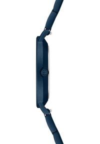 Marineblaues Armband mit rundem Ziffernblatt, glattem Metallrand und verlinktem Band mit ovalen Segmenten. Minimalistisches Design mit einem einzigen Knopf.