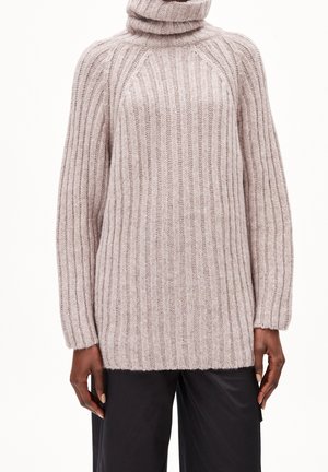 Pull en maille beige clair à col roulé avec des côtes verticales, des manches longues et une coupe décontractée, fabriqué à partir d'un matériau doux et texturé.