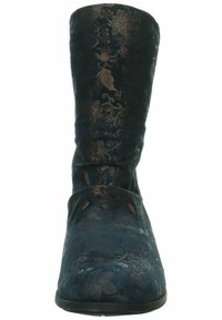 Botte en tissu bleu avec un motif floral en bronze, design effondré, bout rond et semelle noire basse. Le matériau semble doux et texturé.