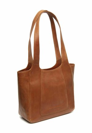 Bruine leren tas met twee lange schouderriemen en een voorvak, rechtopstaand op een witte achtergrond.