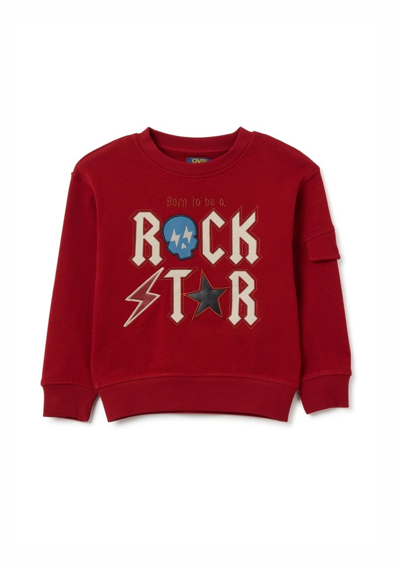 Sudadera roja de algodón, que presenta un estampado gráfico con las palabras "Nacido para ser una ESTRELLA DEL ROCK," calaveras, estrellas y acentos de rayo.