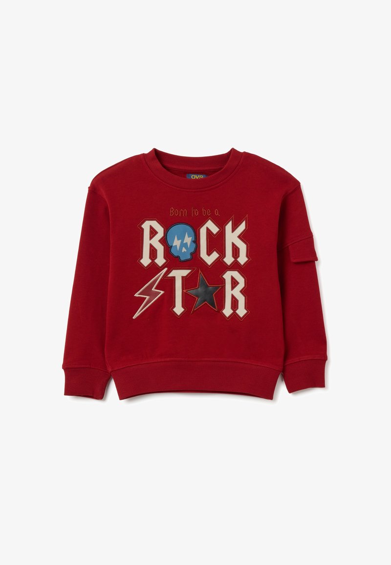 Sudadera roja de algodón, que presenta un estampado gráfico con las palabras "Nacido para ser una ESTRELLA DEL ROCK," calaveras, estrellas y acentos de rayo.