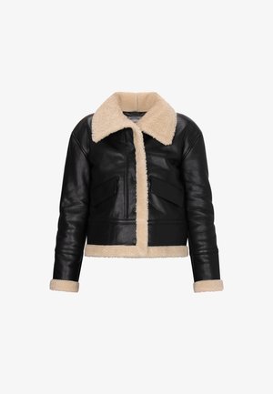 Czarna skórzana kurtka z beżowym kołnierzem i wyściółką z owczej wełny. Cechy to zapięcie na guziki, dwie przednie kieszenie oraz krótki krój.