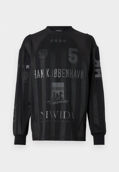 Crna sportska majica dugih rukava s sjajnim vertikalnim prugama i logotipima, uključujući "HAN KJØBENHAVN", broj 5 i razne grafike sponzora.