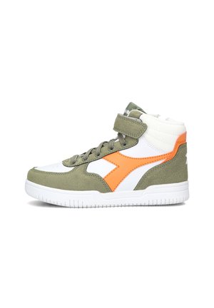 Sneaker alta con una combinazione di pelle bianca, suede verde oliva e accenti arancioni. Include un collare imbottito e una fascia in Velcro.