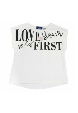 Camicia bianca a maniche corte con testo nero "LOVE yourself FIRST" e una piccola grafica a cuore rosa vicino allo scollo.