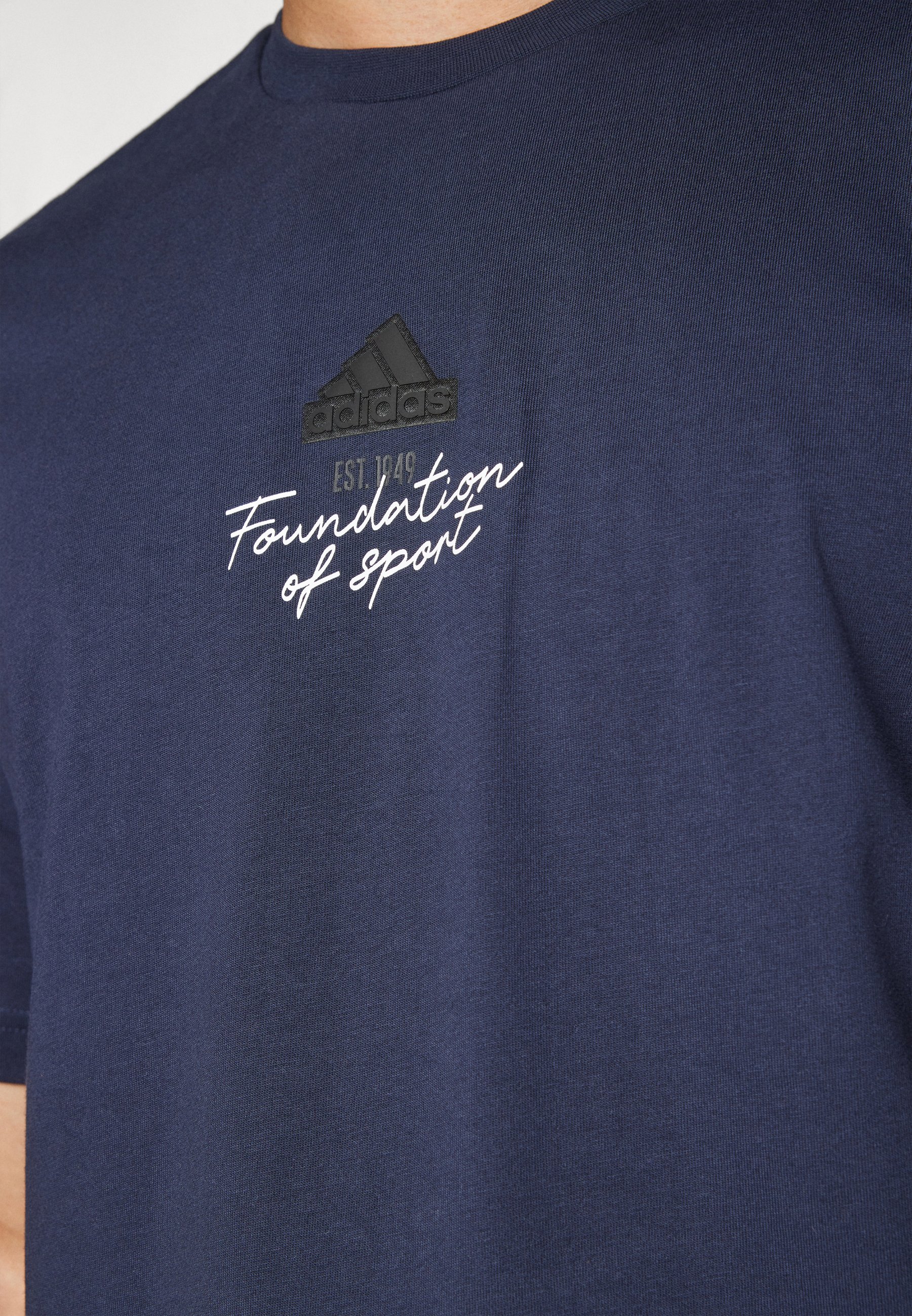 adidas Sportswear BRAND LOVE SIGNATURE GRAPHIC TEE - Print T
