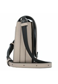 Beżowa torba ze sztucznej skóry z czarnymi akcentami, prostokątny kształt, płaska forma, regulowany pasek i widoczne szczegóły przeszycia po bokach.