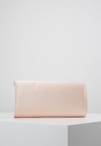 Pochette rectangulaire en satin rose pâle, présentant une texture lisse et des lignes épurées, sans aucune pièce métallique visible ni ornements.