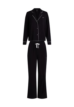 Sort pyjamasæt med en knap-op top med hvid piping, lange ærmer og matchende bukser med elastisk talje og snore.